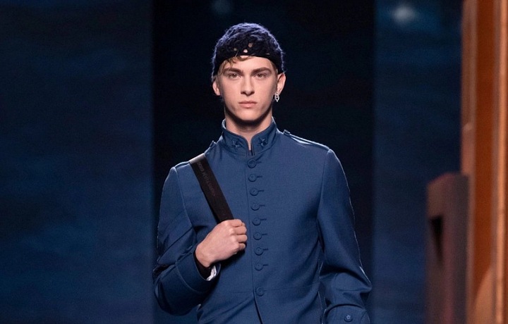 Muž na přehlídce Dior FW2021
