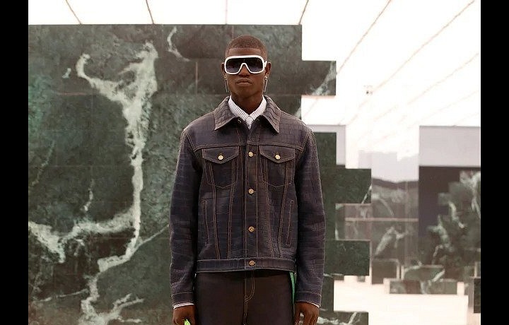 Muž na přehlídce Louis Vuitton FW2021