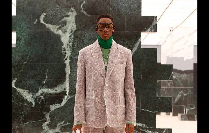 Muž na přehlídce Louis Vuitton FW2021