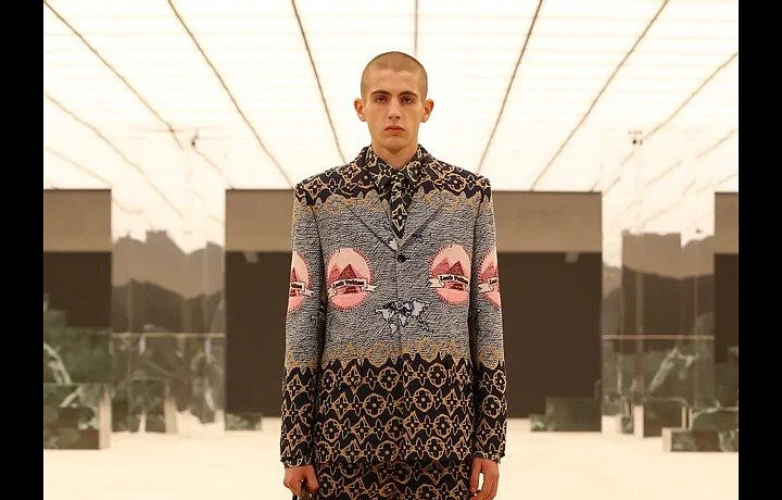 Muž na přehlídce Louis Vuitton FW2021