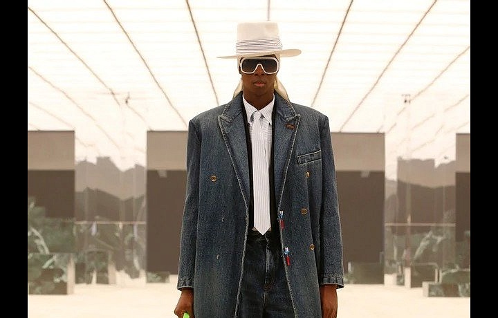 Louis Vuitton se snaží odbourat zažité stereotypy: Pro muže navrhl sukně a  topy à la mrakodrap