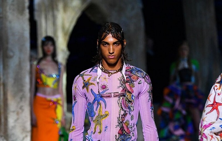 Muž v barevném modelu Versace SS2021