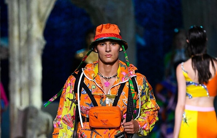 Muž v barevném modelu Versace SS2021