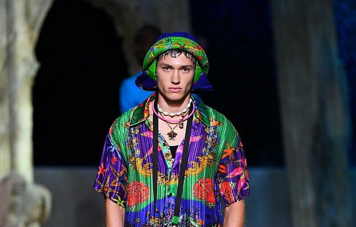 Muž v barevném modelu Versace SS2021
