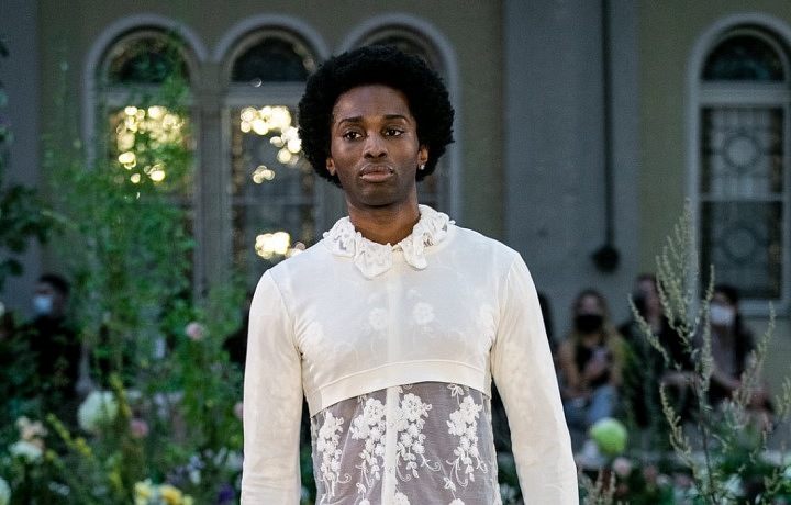 Muž bílém kostýmku