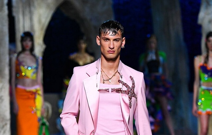 Muž v růžovém obleku Versace SS2021