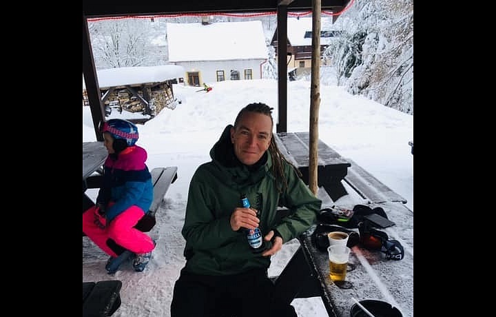 Poslanec Ivan Bartoš odpočívá na horách.