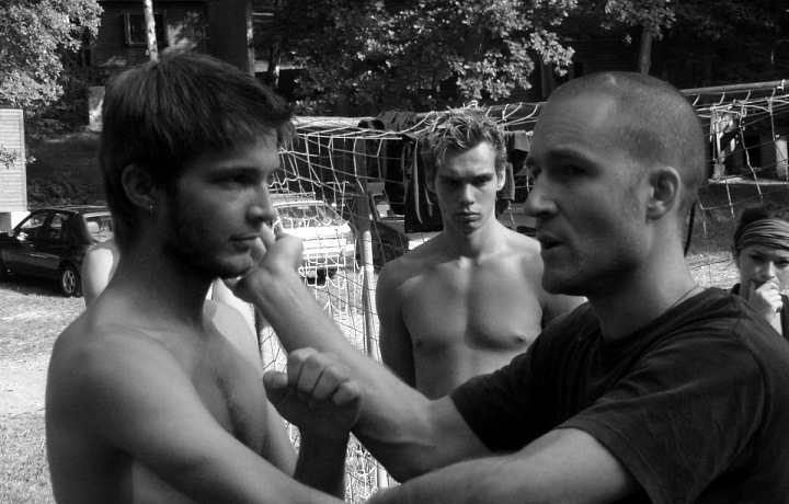 Pavel Macek při výuce nácviku sebeobrany