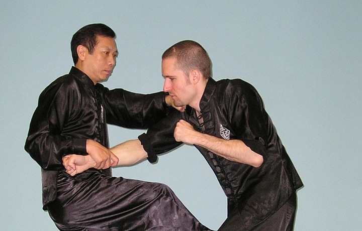 Pavel Macek při nácviku sebeobranných technik s Lam Chun Sing Sifu