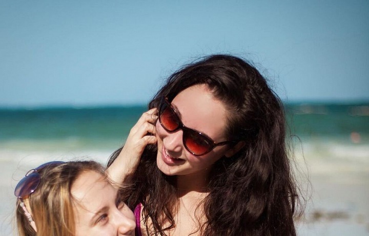 Se svou starší sestrou Denisou. 