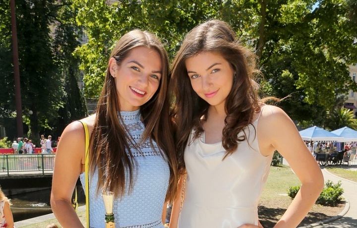 Nelly Řehořová se sestrou Terezou