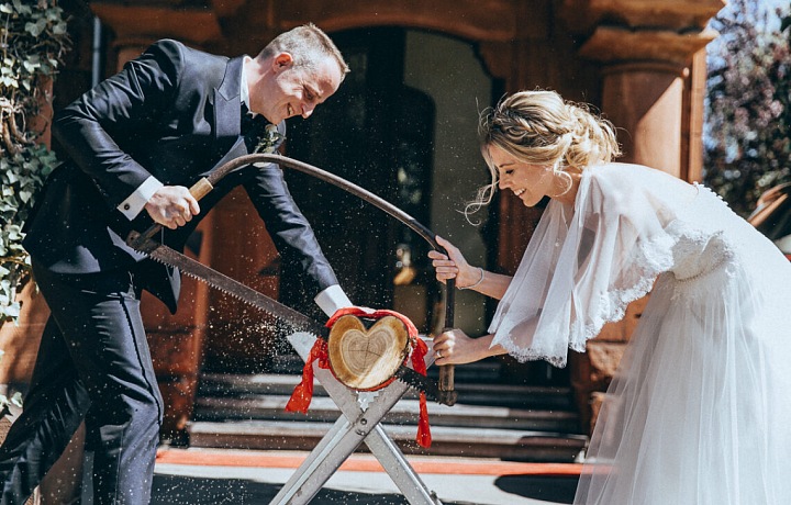 Německou svatební tradicí, které mohou být novomanželé vystaveni, je tzv. Baumstamm Sägen, kdy má pár za úkol rozříznout pilou špalek na dva kusy