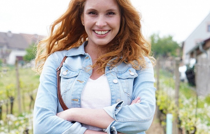 Její sestřenicí je Petra Nesvačilová. Jejich tátové, bratři Josef a Jiří Nesvačilovi, jsou čeští fotbalisté