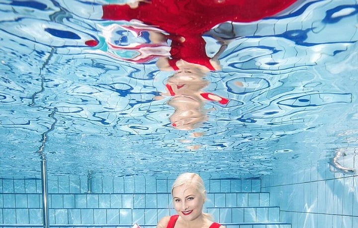 Bára Nesvadbová je pod hladinou jako doma. 