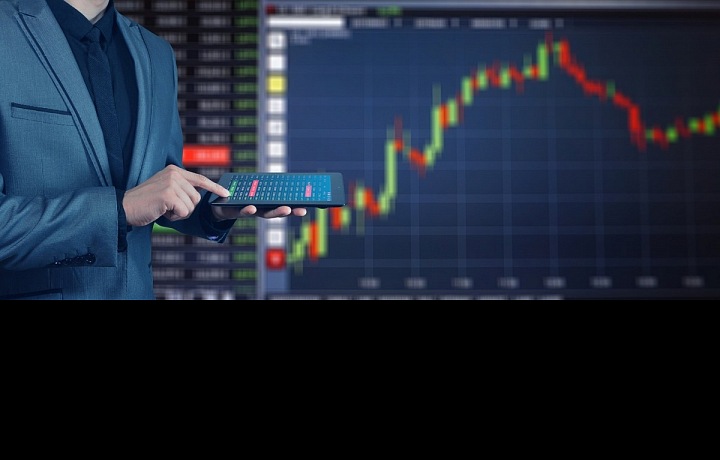 Graf ukazující klesající ekononiku a expert s tabletem