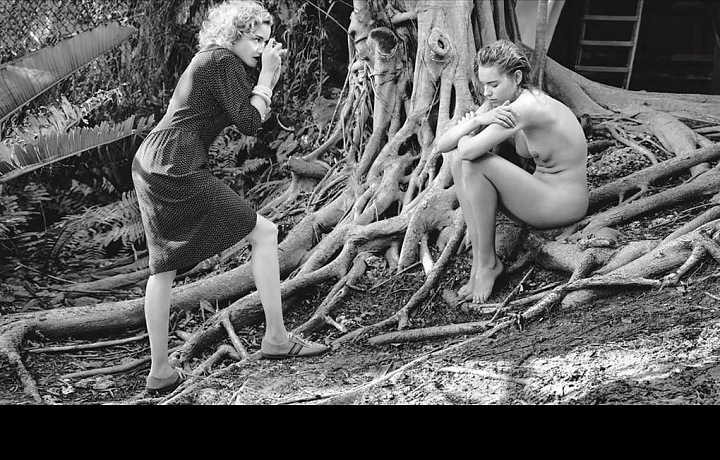 Julia Garner a Astrid Eika