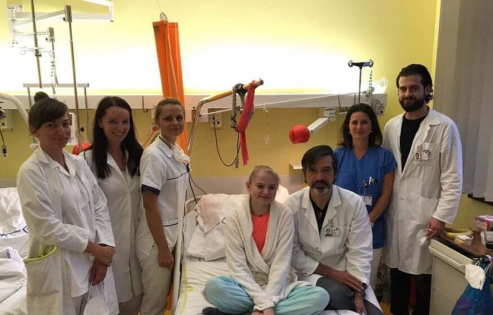 S transplantačním týmem. 