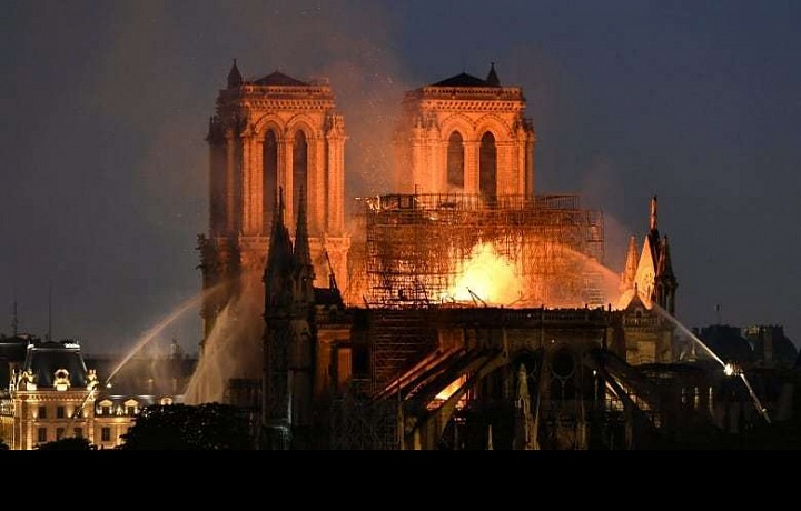 Notre Dame v plamenech 