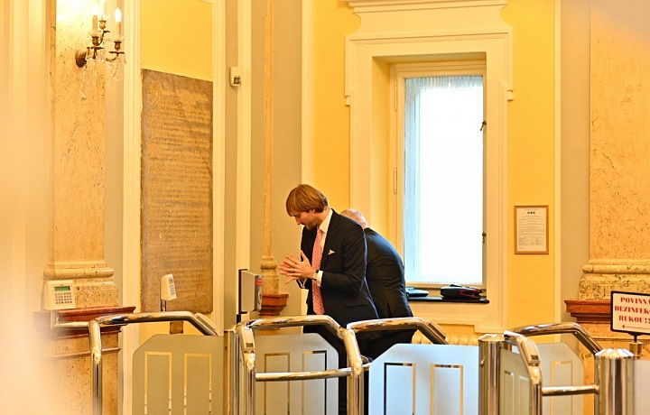 Ministr zdravotnictví Adam Vojtěch si dezinfijuje ruce před jednáním vlády.