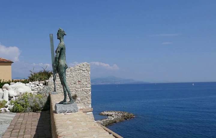 Muzeum Pablo Picasso výhled. Socha Germaine Richier