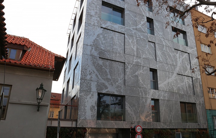 Obecní dvůr, nová budova