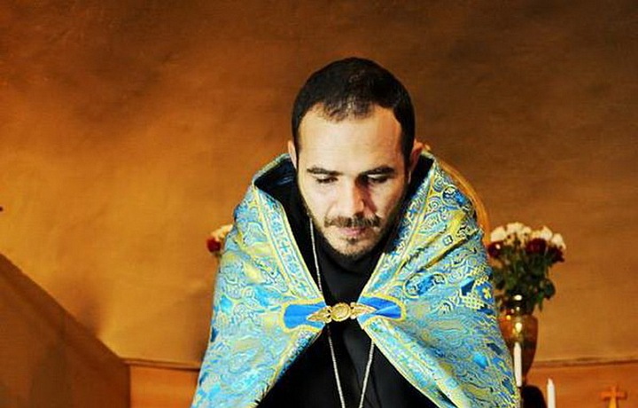 Kněz použije speciální šňůrky ke svázání rukou nevěsty a ženicha