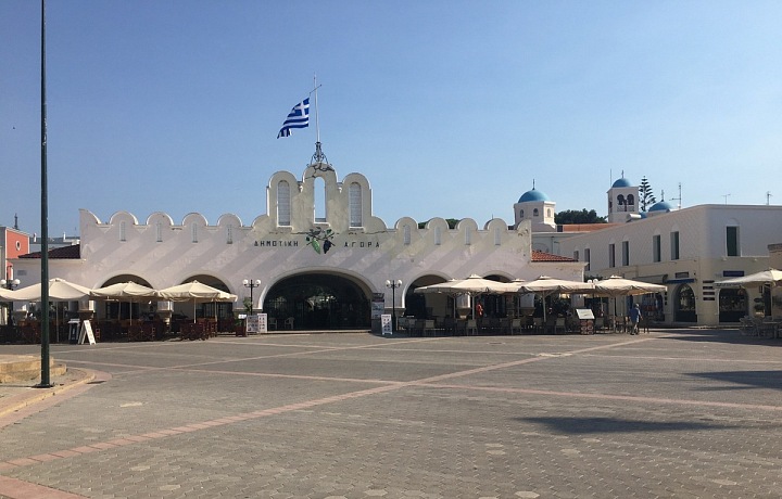 Hlavní náměstí zeje prázdnotou. 