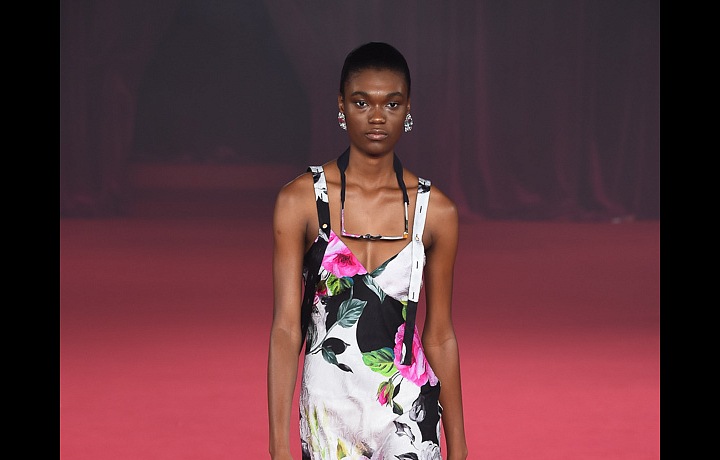 Satén a květy? Dva trendy v jednom!