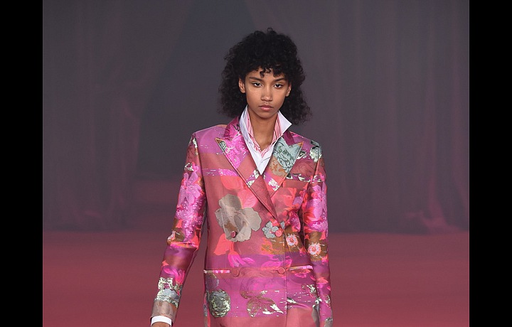 Květinové vzory dominují