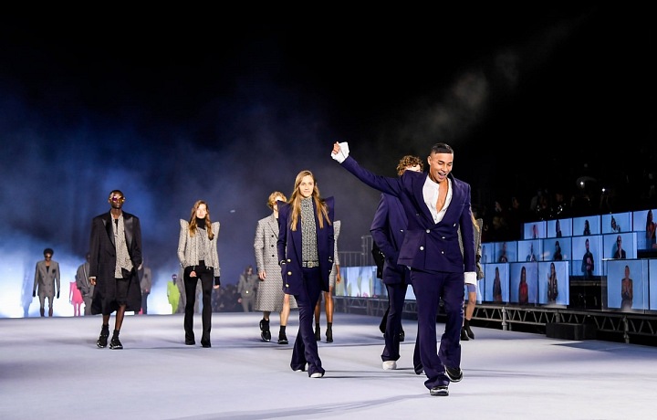 Olivier Rousteing s modelkami na přehlídce Balmain SS2021