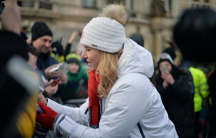 Ester dává desítky autogramů