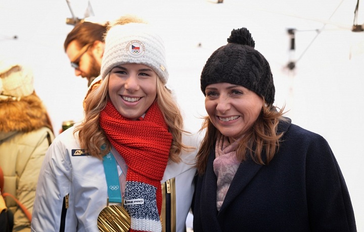 Ester Ledecká s primátorkou Prahy Adrianou Krnáčovou