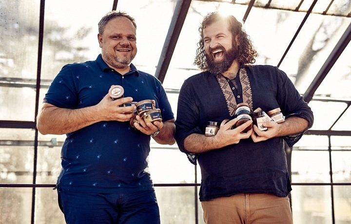 S kamarádem Robertem Chejnem rozjíždí Josef nový projekt s dobrotami Fat Brothers.