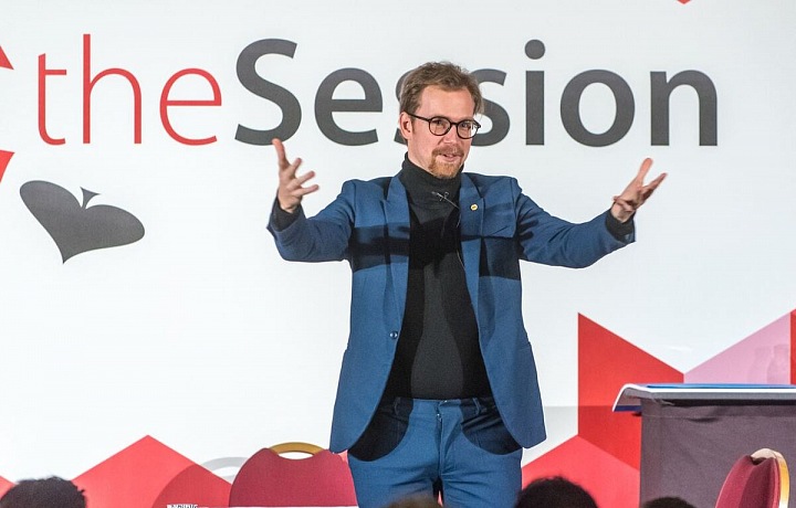 Pšenička na pódiu hovoří o kouzlech před publikem. 