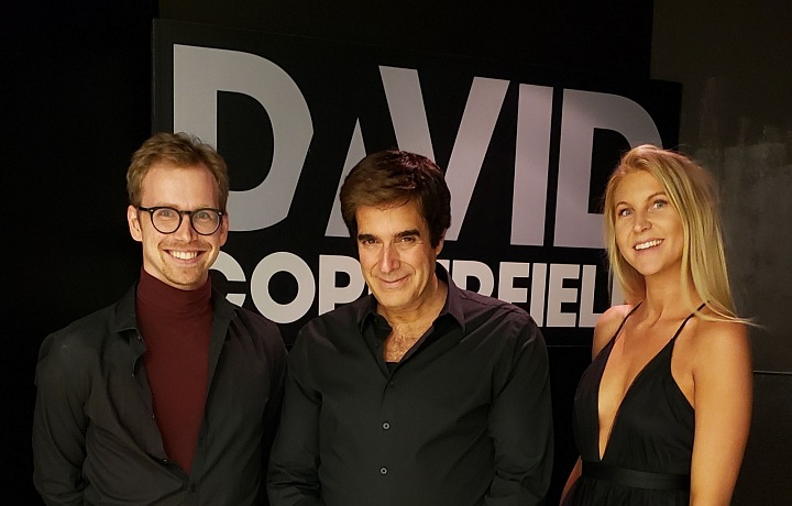 Po boku Davida Copperfielda a kouzelnicí Coroline Ravn.