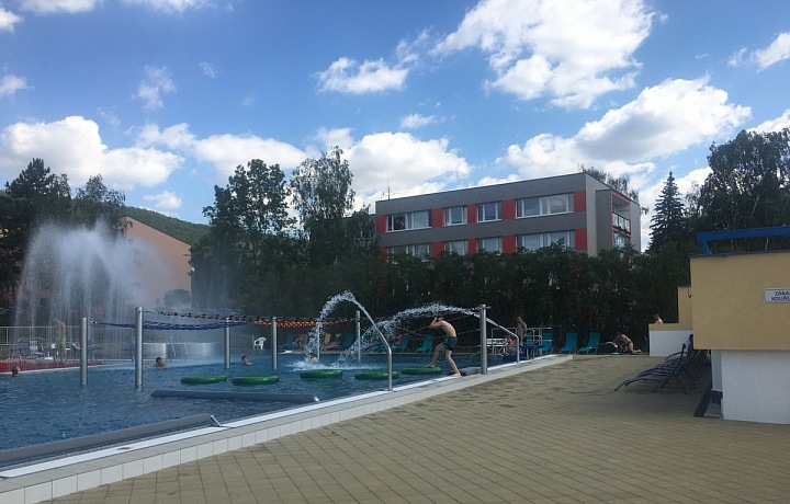 Vedle plavecké části je takzvaná hrací zóna. 