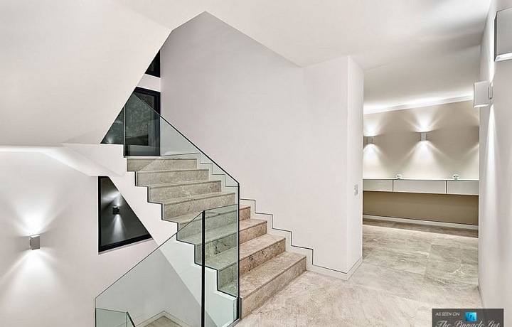 Bílý interiér ve Ville Origami na Mallorce