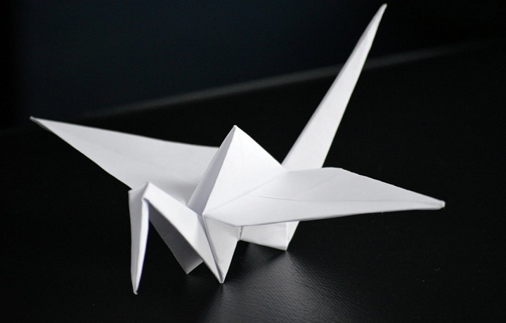 Bílý origami jeřáb