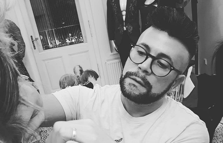 Módní návrhář během své práce. 