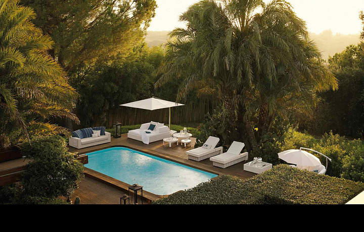 Venkovní prostor s podpisem Fendi Casa