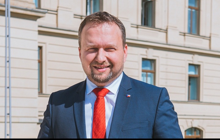 Ministr Marian Jurečka před ministerstvem