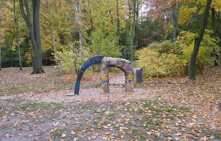 Jedno z dětských hřišť v parku Stromovka