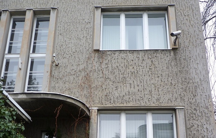 Vila, architektka Olga Třísková. vhod a garáž