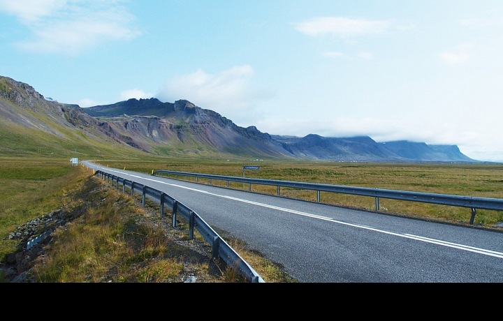 Jedna z mála asfaltových silnic