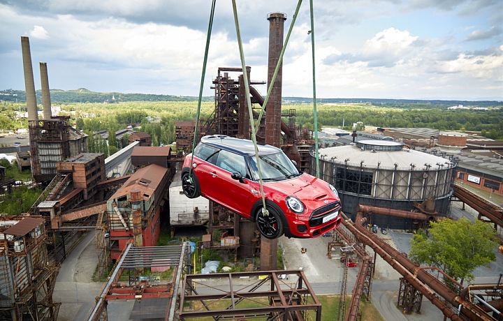 MINI John Cooper Works na cestě na věž