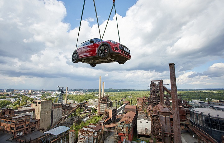 MINI John Cooper Works na cestě na věž