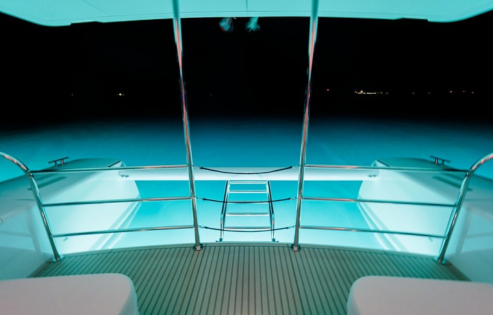 Solární jachta SoelCat 12 v noci