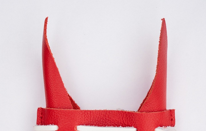 Každý příjemce peněz Maundy obdrží od krále dvě malé kožené peněženky, jednu červenou a jednu bílou