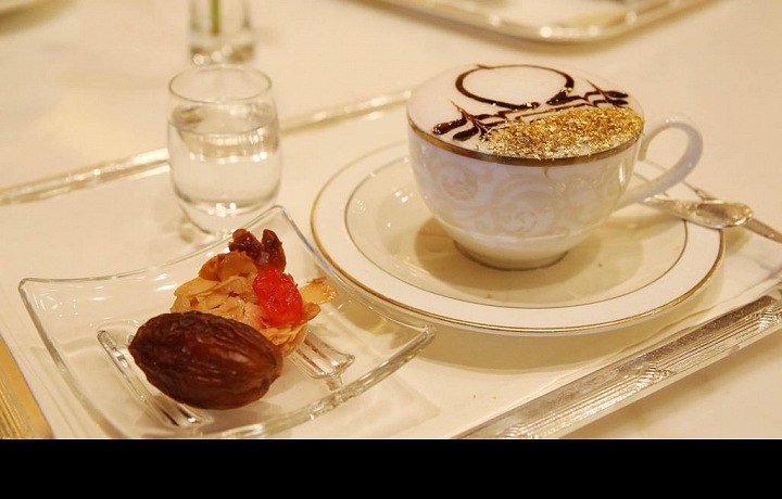 Cappuccino posypané 24 karátovými vločky zlata s hořkou čokoládou