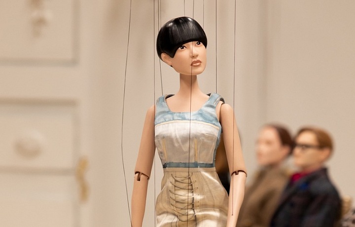 Panenka v nude šatech Moschino